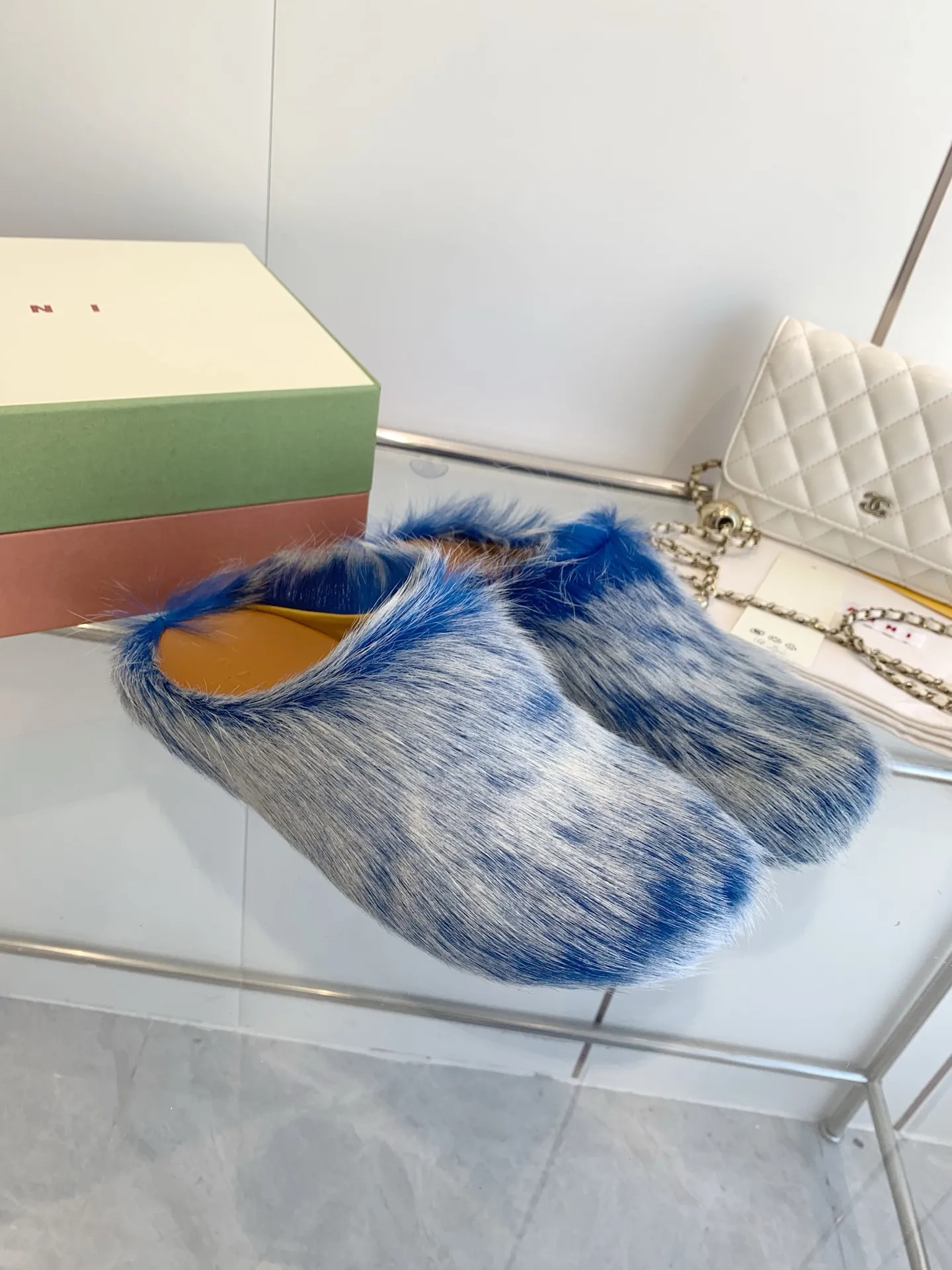 👟👟Ex-factory price 540👟👟 Men +20 🔥🔥🔥 MARNI Sabot Horsehair Slippers are a giant trendy horsehair slipper with a toe cap for all seasons, making it a beautiful landscape. The texture makes your feet more beautiful, confident and comfortable. It is a symbol of taste whether you wear it at home or outside! The real thing is very textured and the comfort is great. Fabric: horse hair. Lining: leather lining. Foot pads: leather. Sole: leather insole, rubber sole. Size: women's size 35-40. men's size: 40-46. Complete package.